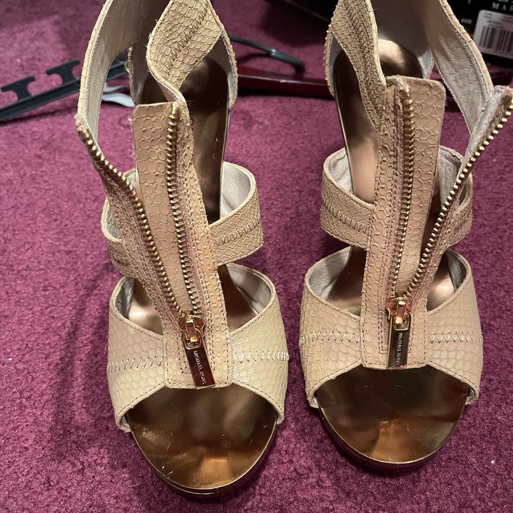 Brand New Michael Kors size 9.5 Berkeley T strap heel bootie pump